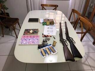 Armas apreendidas em Mato Grosso, onde também foram cumpridos mandados. (Foto: Polícia Civil)