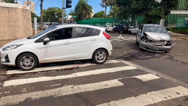 Motorista atravessa cruzamento no sinal vermelho e provoca acidente