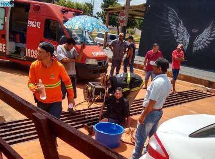 Idoso de 81 anos cai em bueiro, se fere e fica mais de 1 hora preso