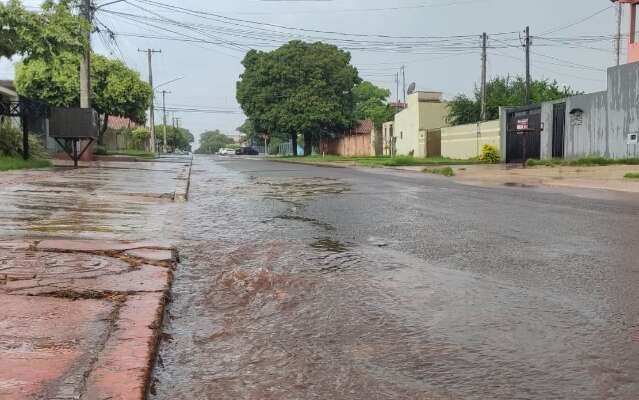 Regi&atilde;o de Dourados tem chuva forte e temperatura despenca 11 graus