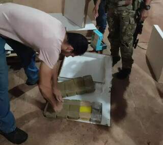 Tabletes da droga foram apreendidos dentro de madeiras de compensados. (Foto: Divulgação / Polícia Civil)