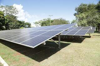 Placas solares de fazenda em Campo Grande, na saída para Rochedo. (Foto: Kísie Ainoã)