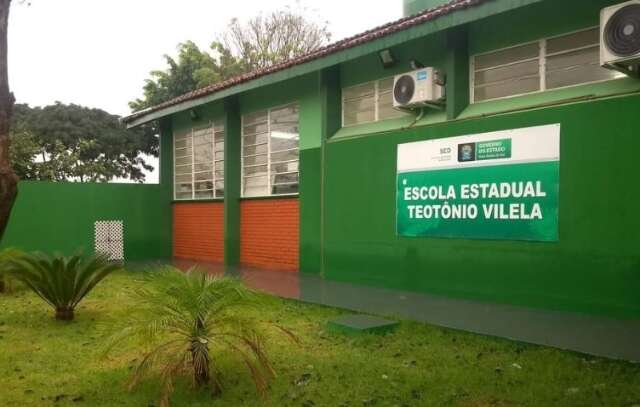 Dire&ccedil;&atilde;o e Secretaria se calam sobre postura de professor durante briga em sala