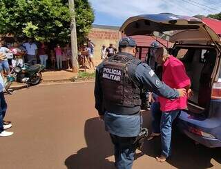 Valdeci Vitorino do Nascimento no momento em que era colocado em viatura (Foto: Adilson Domingos)