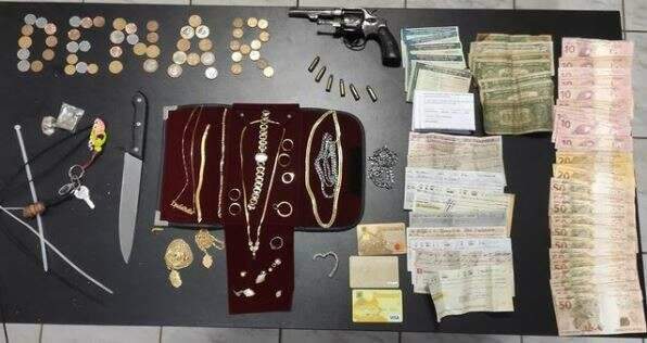 Dupla mant&eacute;m fam&iacute;lia ref&eacute;m durante roubo e &eacute; detida ap&oacute;s troca de tiros