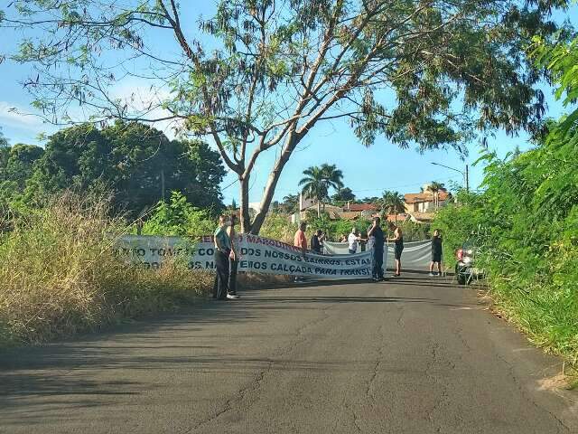 Termina em confus&atilde;o protesto por limpeza com bloqueio em cruzamento