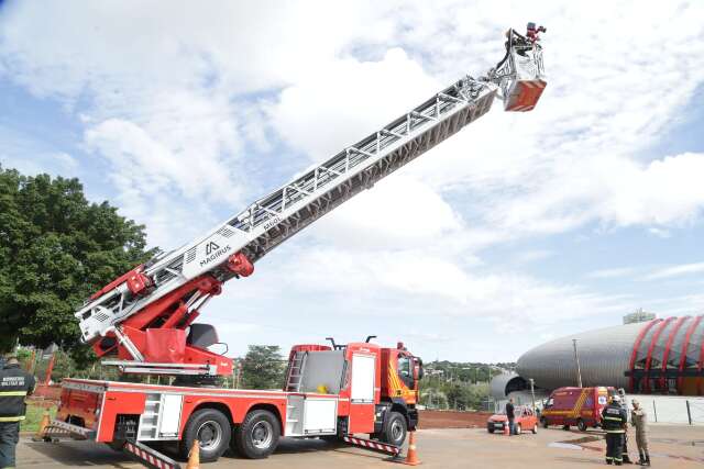 Bombeiros participam de treinamento e competi&ccedil;&atilde;o nos altos da Afonso Pena
