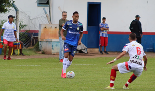 Atacante do Costa Rica tenta passar pela marcação em jogo contra o Coxim (Foto: Igor Santana)