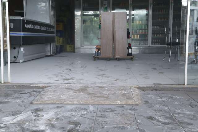Funcion&aacute;rio dos Correios apaga fogo em conveni&ecirc;ncia de posto de combust&iacute;veis