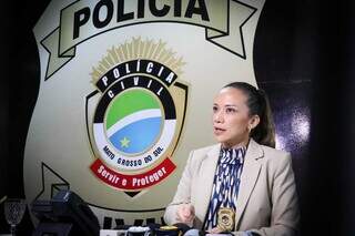 Delegada Elaine Benicasa explicou que equipe da Deam procura suspeito. (Foto: Henrique Kawaminami)
