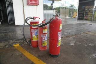 Extintores ficam do lado de fora, próximo da conveniência (Foto: Kisie Ainoã)