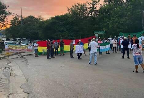 Protesto de professores bolivianos bloqueia fronteira com o Brasil