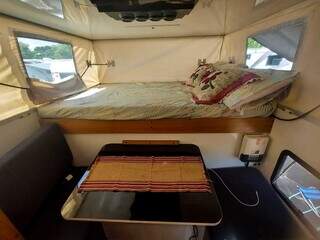 Camper de Otávio possui mesa móvel e cama com colchão. (Foto: Aletheya Alves)