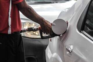 Frentista abastecendo um carro em posto de combustíveis da Capital. (Foto: Arquivo/Marcos Maluf)