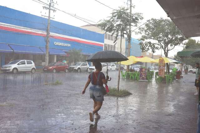 Pancada de chuva atinge Capital e Inmet alerta para tempestade em todo Estado