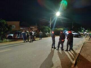 Policiais militares fizeram interdição da rua, no São Conrado (Foto: Clayton Neves)