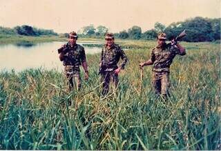 Na década de 1980, policiais em atividade contra a caça de jacaré no Pantanal. (Foto: Divulgação)