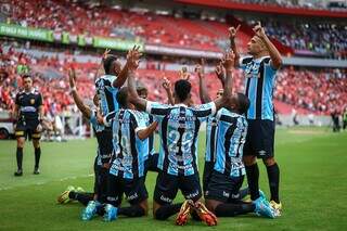 Jogadores do Grêmio celebram gol sobre o rival no Beira-Rio (Foto: Divulgação)