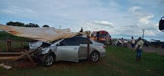 Corolla parou debaixo de barraca às margens da rodovia após a colisão. (Foto: Corpo de Bombeiros)