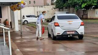 Há drive-thru para bolo, que pode ser garantido após compra de convite por R$ 10. (Foto: Geniffer Rafaela)