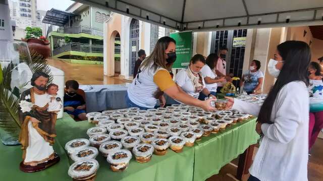 No dia de S&atilde;o Jos&eacute;, fi&eacute;is v&atilde;o em busca de b&ecirc;n&ccedil;&atilde;o para fam&iacute;lia
