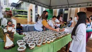 São 2 mil potes de bolo, com 60 medalhas e 60 alianças. (Foto: Geniffer Rafaela)