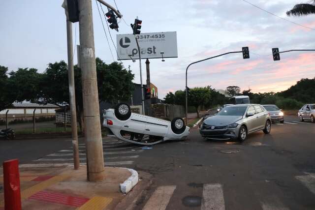 Ve&iacute;culo capota e fica virado em cruzamento na avenida Ernesto Geisel