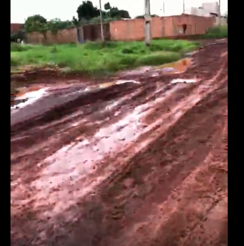 No Bom Retiro, rua de terra vira lama&ccedil;al quando chove  
