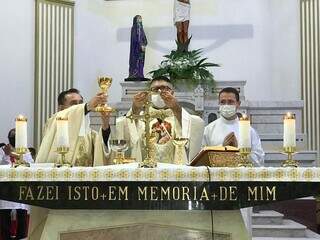 Padre Orlando durante uma das missas. (Foto: Divulgação)