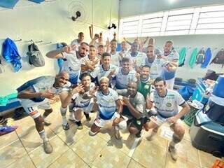 Jogadores do Costa Rica celebram vitória no vestiário do estádio Noroeste (Foto: Divulgação)
