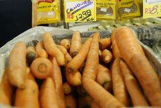Em sacolão do Bairro São Francisco, quilo da cenoura é vendido a R$ 12,98. (Foto: Kísie Ainoã)