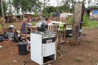 Móveis e eletrodomésticos foram retirados às pressas dos barracos (Foto: Kisiê Ainoã)