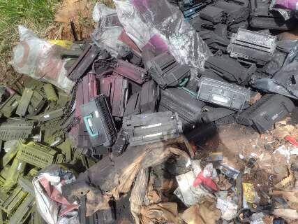Morador denuncia descarte incorreto de lixo eletrônico em cruzamento de rua 