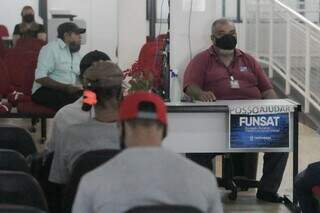 Trabalhadores em busca de oportunidade de trabalho na sede da Funsat. (Foto: Marcos Maluf / Campo Grande News)