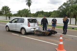 Motoentregador n&atilde;o consegue frear e colide contra carro na Duque de Caxias  