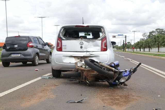 Motoentregador n&atilde;o consegue frear e colide contra carro na Duque de Caxias  
