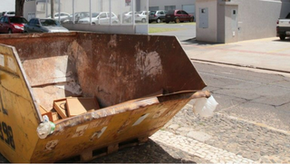 Caçambra para remoção de entulhos em rua da Capital (Foto: Divulgação/Prefeitura)