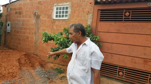 Idoso achou ser acidente e se assustou ao ver homem morto dentro de carro