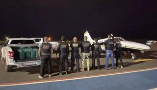 Policiais junto com os pacotes de droga e a aeronave apreendidos (Foto: Divulgação | Polícia Federal)