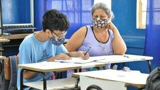 Assistente educacional inclusivo atendendo aluno com deficiência. (Foto: Divulgação | PMCG) 