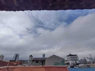 Domingo começa com céu encoberto por nuvens em Campo Grande. (Foto: Ana Paula Chuva)