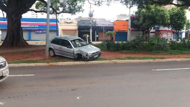 Motorista cochila ao volante e bate em poste na avenida Afonso Pena