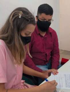 Matheus e Mary no cartório oficializando a união. (Foto: Arquivo Pessoal)