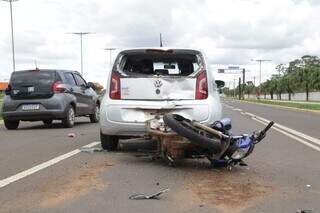 Motoentregador n&atilde;o consegue frear e colide contra carro na Duque de Caxias  