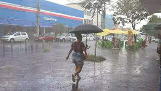 Mulher andando no Centro da Capital em dia de chuva. (Foto: Paulo Francis | Arquivo)
