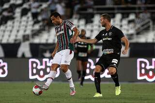 Atacante Fred domina a bola em lance de jogo com o Botafogo. (Foto: Divulgação)