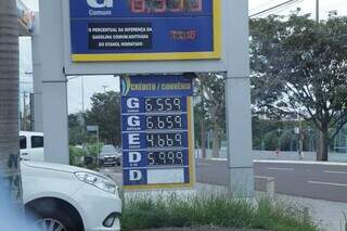 Preços de combustível em posto da Capital. (Foto: Kísie Ainoã) 