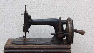 Máquina de costura que era da avó e virou herança. (Foto: Nelson Corrales)