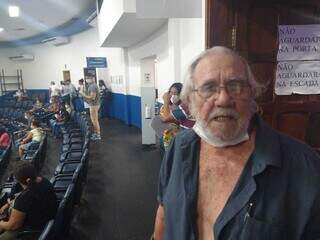 O aposentado Osmar não gostou dos descontos. (Foto: Cleber Gellio)