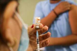 Criança é vacinada contra a covid-19 em MS. (Foto: Henrique Kawaminami)